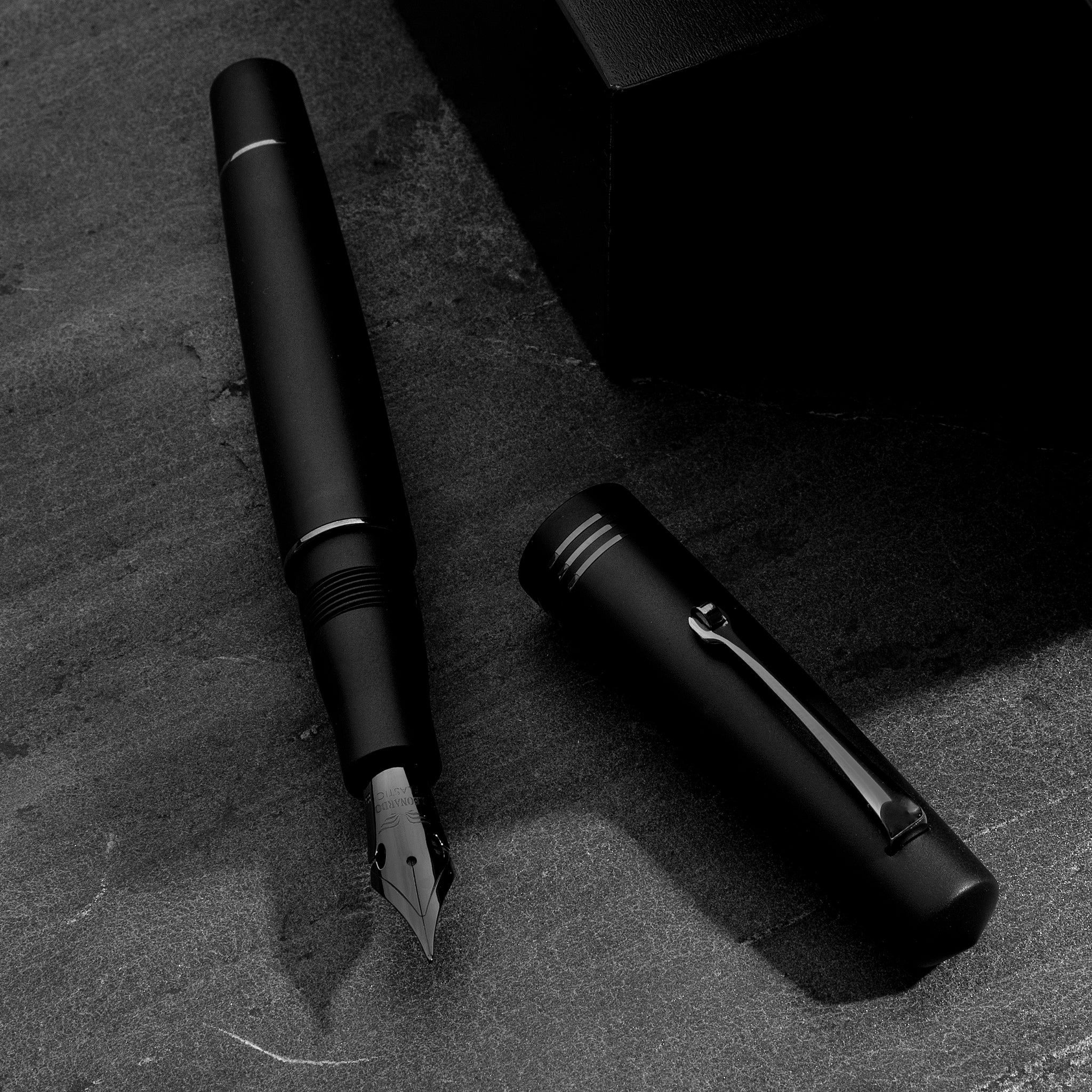 Momento zero black matte (elastic STEEL nib) – leonardopen